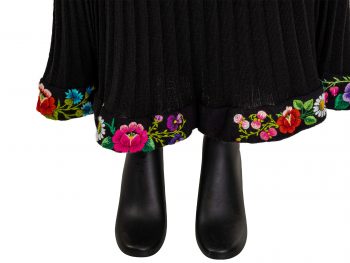 käsitsi tikitud seeliku äär